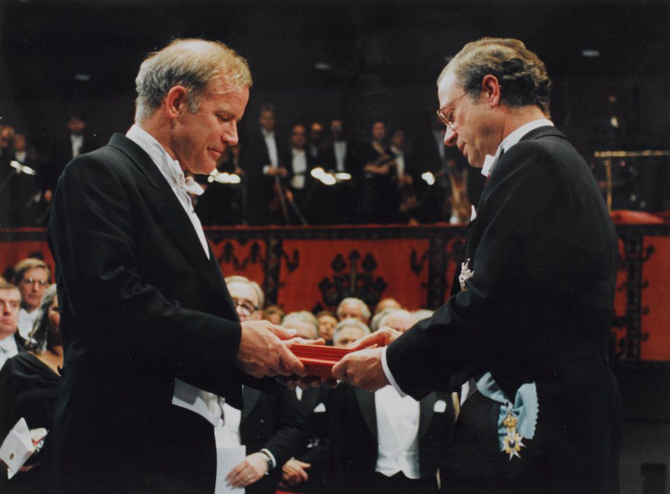 Momento della cerimonia in cui Kary Mullis riceve il suo Premio Nobel per la chimica.