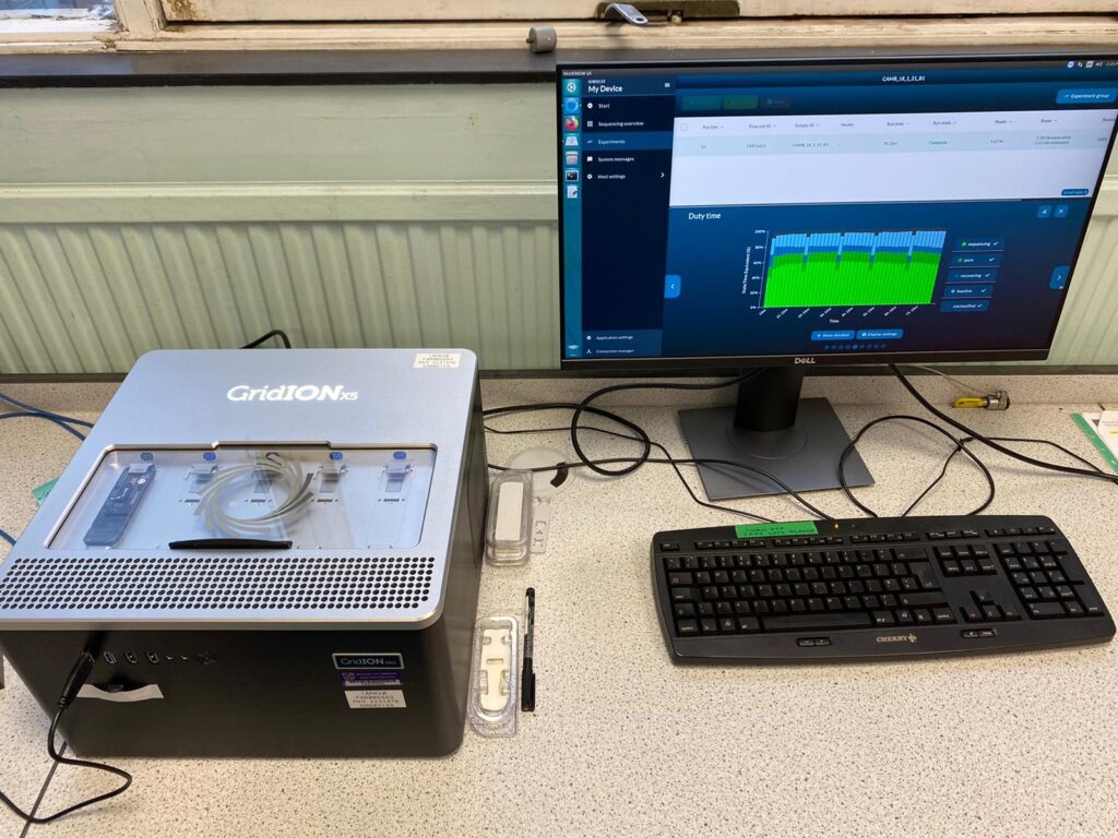Figura 3 - Goodfellow Lab (Cambridge): GridION, strumento che permette il sequenziamento del genoma del virus. COG-UK