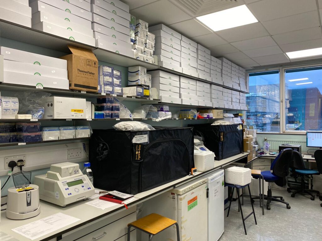 Figura 2 - Goodfellow Lab (Cambridge) : all'interno delle "black boxes" avviene parte del processo di analisi, per evitare possibili contaminazioni. COG-UK