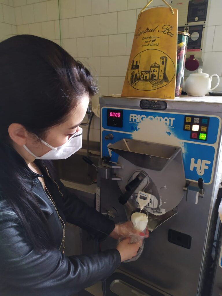 Figura 2 - La Biologa Caterina Ciliberti mentre controlla la temperatura nel cuore del gelato appena mantecato