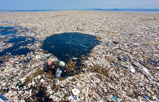 Fotografia di un’isola di rifiuti plastici nell’Oceano Pacifico. 