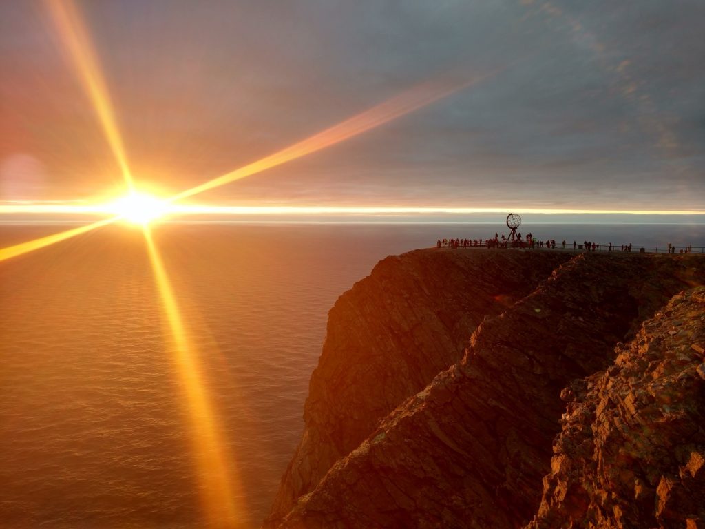 Sole di mezzanotte, in artide: dove la luce crea batteri ed alghe.