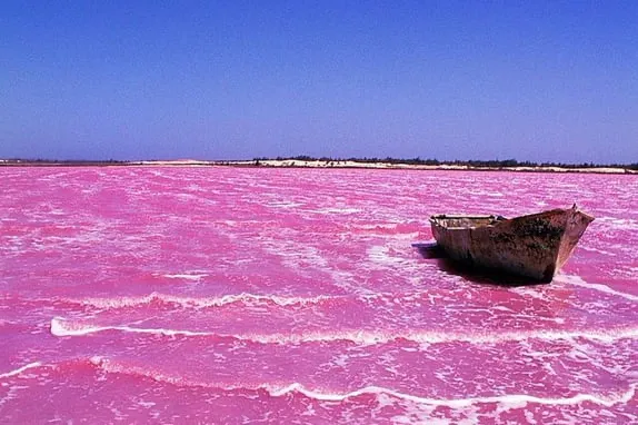 Il lago Retba si trova a nord della capitale Dakar