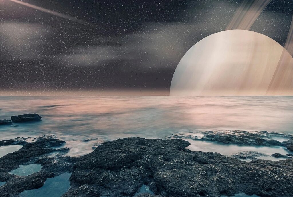 Immagine artistica della superficie di Titano. Sullo sfondo possiamo ammirare Saturno. 