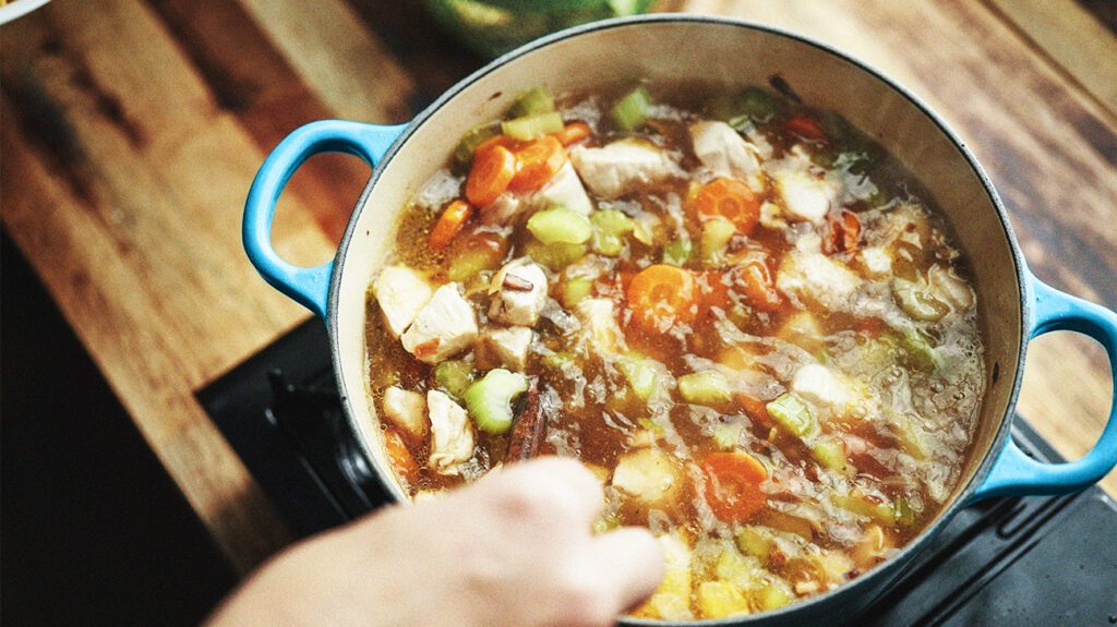 Febbre cosa mangiare: zuppa con pollo e verdure