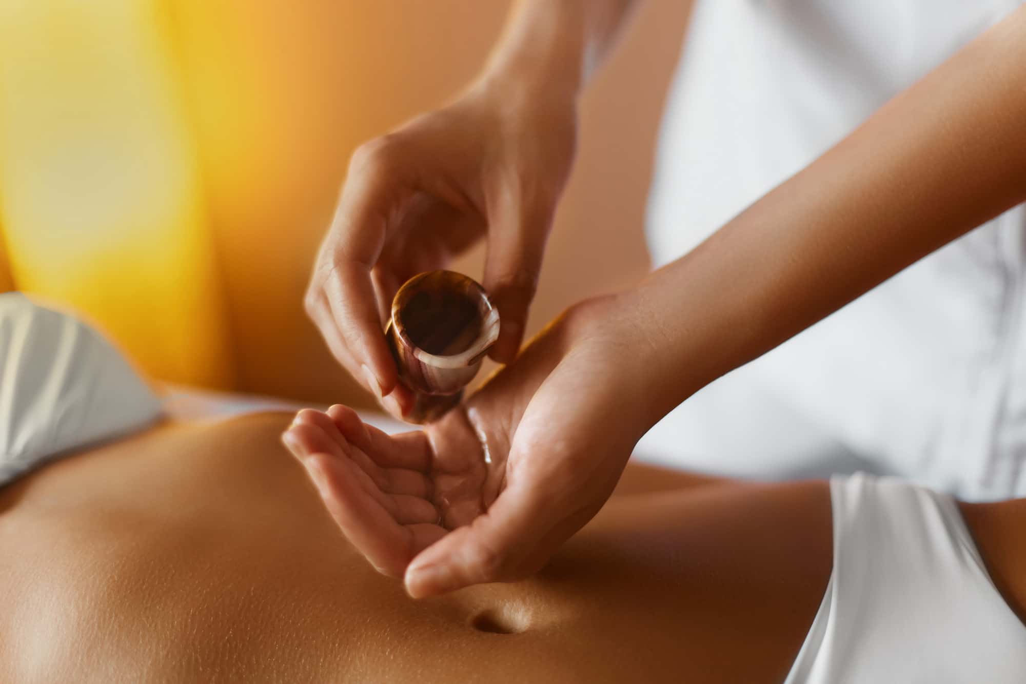 Massaggio con oli essenziali: benefici e controindicazioni 