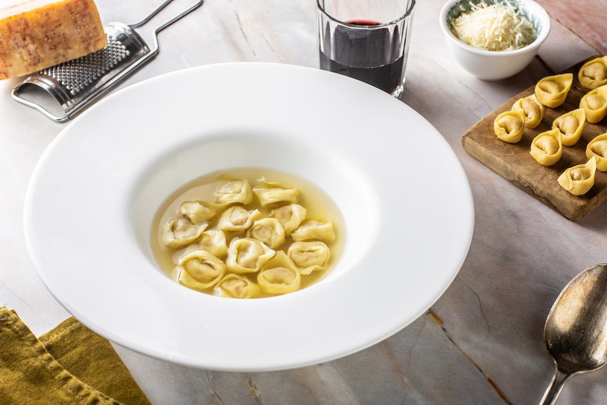 Tortellini in brodo vegetale, il piatto caldo di Natale