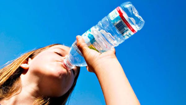 Bere dalle bottiglie di plastica può aumentare il rischio di diabete?