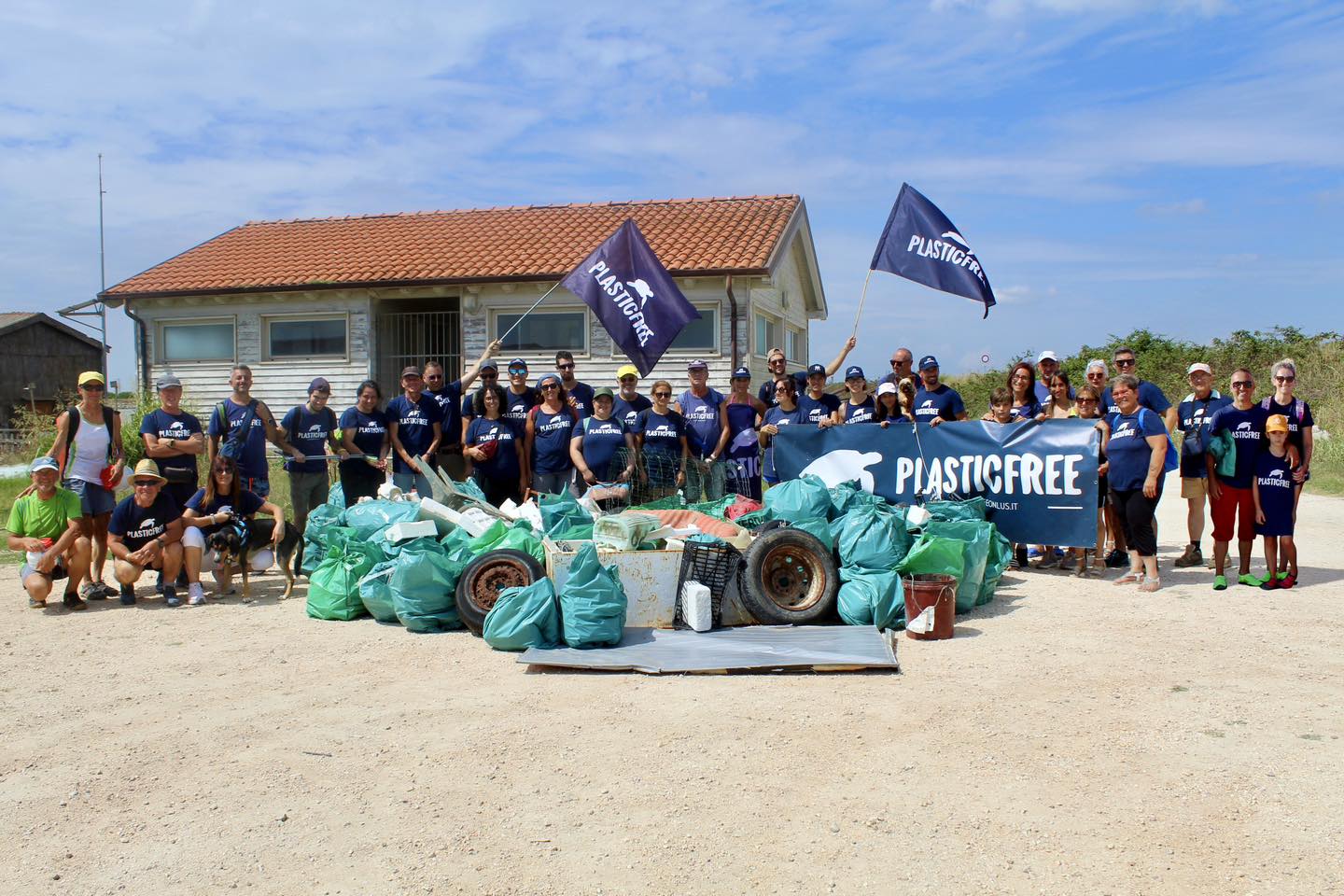 Volontari di Plastic Free durante una giornata di clean up a Porto Tolle