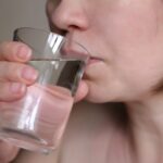 Quali sono i benefici di bere acqua calda?